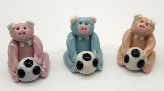 Porz. Schwein mit Fußball