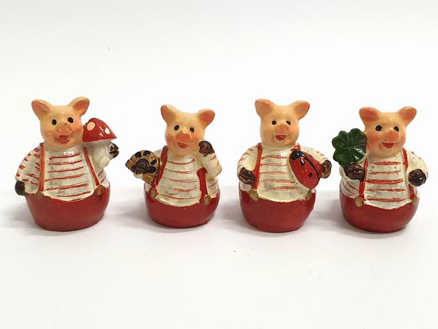 Dickes Resin Schwein mit roter Hose
