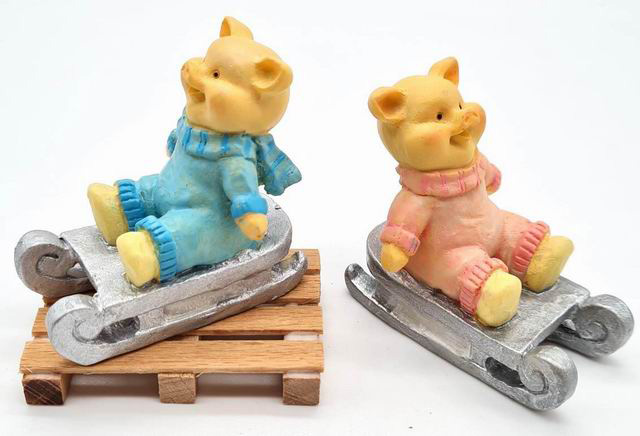 Resin Schwein auf Rodel rosa und blau