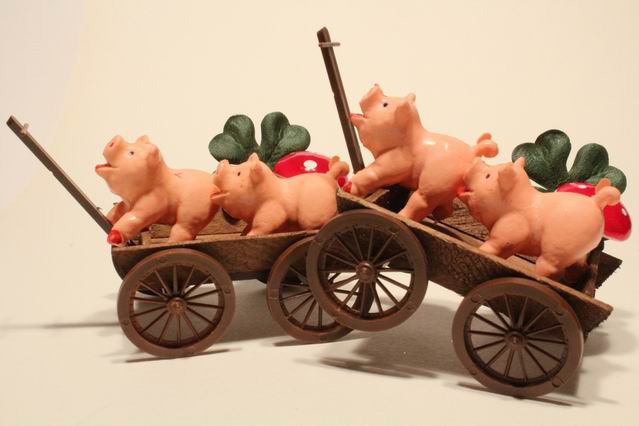 Holzwagen mit  2 Schweine