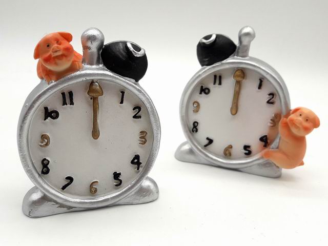 Resin Uhr mit Schwein ca. 6 cm sort.