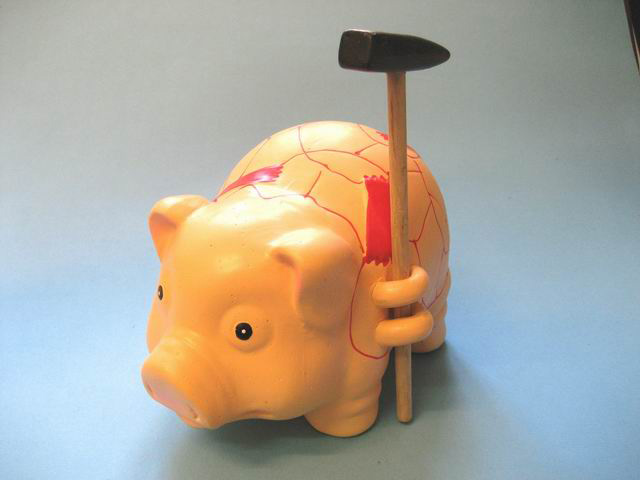 Sparschwein mit Hammer