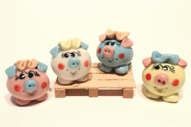 Keramikschwein mit Kappe sort.