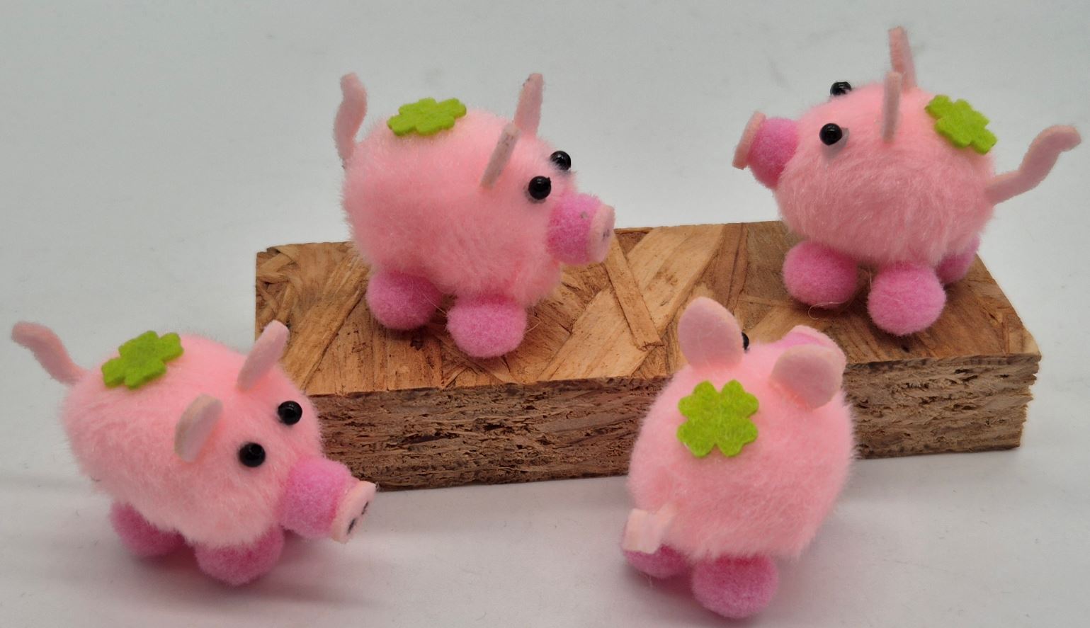 PomPon Schwein rosa rund mit Klee