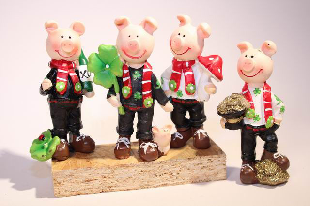 Schwein mit Jeans und Schal 4 sortiert