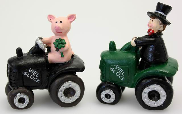 Traktor mit Schwein und Rauchfangkehrer