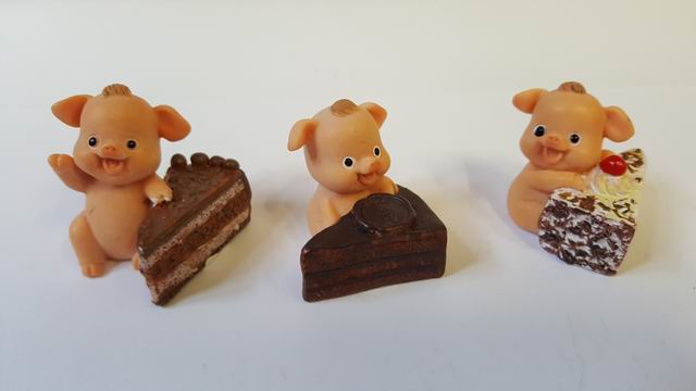 Schwein mit Torte sort.