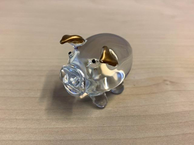 Glasschwein mit goldenen Ohren