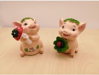 Schweinchen mit Kleestirnband