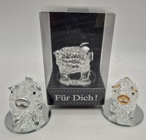 Glasschwein mit Goldohren auf Spiegel