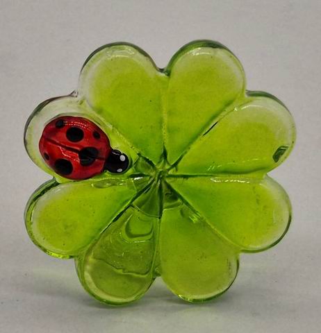 Kleeblatt aus Glas mit Marienkäfer