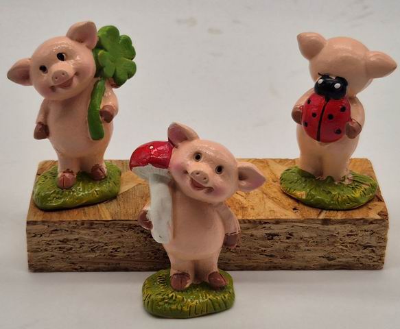 Schwein Benni mit Pilz und Klee